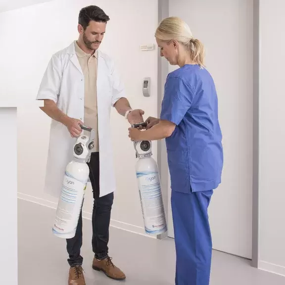 Die medizinische Sauerstoffflasche Oyan™ von Carbagas Healthcare ist leicht zu tragen. Ideal für die Pflege und den Transport von Patienten.